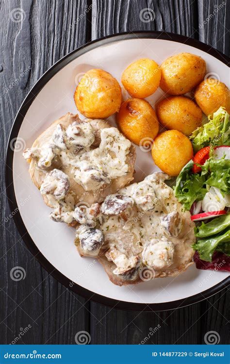 Filete De Cerdo Delicioso En Una Salsa De Queso Cremosa Con Las Setas