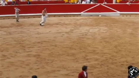 Tres Activistas Antitaurinos Saltan Al Ruedo Durante La Corrida De