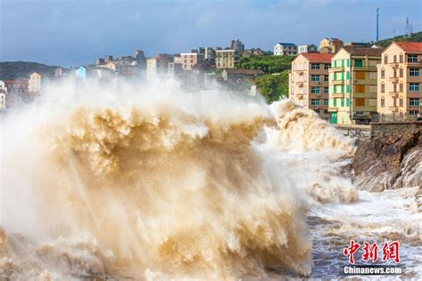 台风“烟花”逼近浙江沿海 掀起近30米惊涛巨浪 光明网