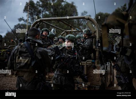 13 De Diciembre De 2023 Soldados Israelíes Se Sientan En Un