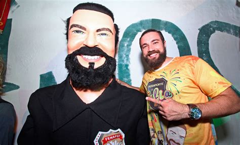 Hipster Da Federal Ganha Boneco Gigante E Agita Bloco No Recife Local