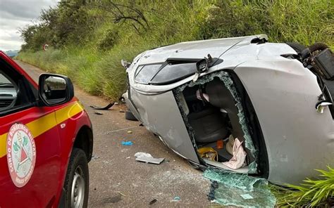 Duas Pessoas Ficam Feridas Ap S Carro Capotar Na Mgc Portal Onda Sul