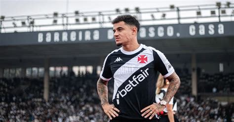 Coutinho e Payet vão ser titulares no próximo jogo do Vasco