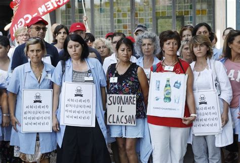 Crisi Del Lavoro A Bologna Le Sarte De La Perla In Sciopero La