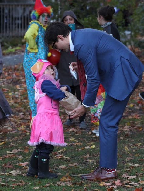 Trudeau dresses up and goes trick-or-treating with family for Halloween ...