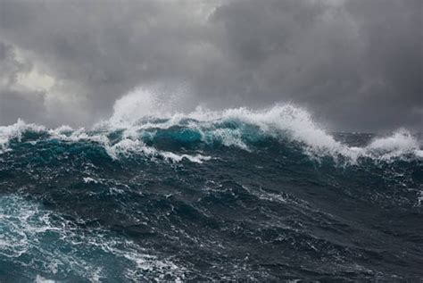 Waspada Gelombang Tinggi 4 Meter Ancam Wilayah Laut Di Indonesia