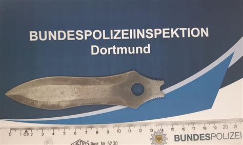 BPOL NRW Faustmesser und Drogen Bundespolizisten stellen 19 Jährigen