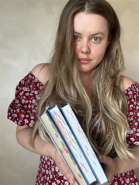 Для новеньких. Я книжный блогер Надя Тим. Веду 6 соц сетей на книжную ...