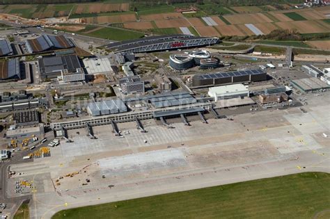 Luftaufnahme Stuttgart Abfertigungs Gebäude und Terminals auf dem