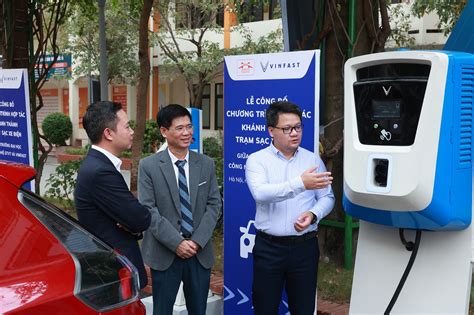 The first public university in Hanoi to install an electric car ...