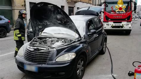 Vede Il Fumo Uscire Dal Cofano Accosta A Bordo Strada E Chiama I