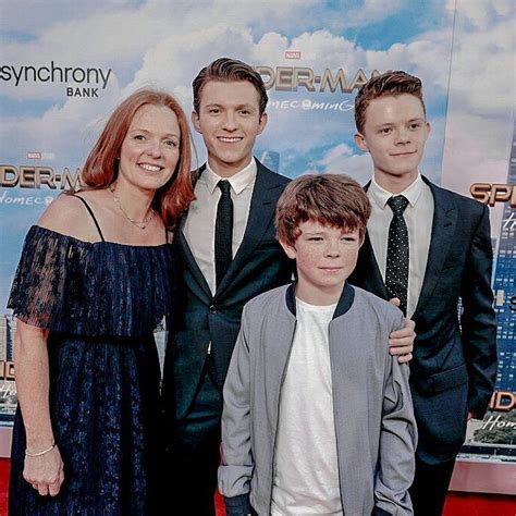 Tom Holland Family : Pin by 𝘣𝘳𝘦𝘢𝘯𝘯𝘢 𝘳𝘰𝘴𝘦 ッ on tom holland in 2020 (With images ... / He is best ...