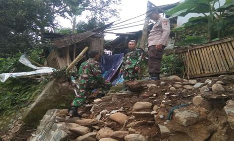 Turap Ambrol 2 Rumah Warga Di Bantaran Sungai Cikaengan Garut Terancam