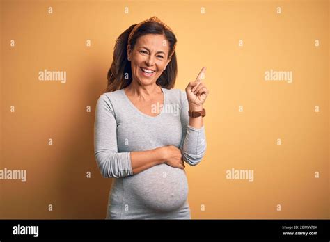 Dicker bauch frau mature Fotos und Bildmaterial in hoher Auflösung Alamy