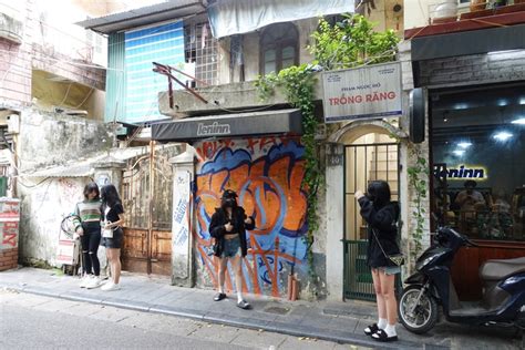 Bức tường check in hot nhất Hà Nội đã bị vẽ chằng chịt số người đến chụp ảnh cũng thưa thớt dần