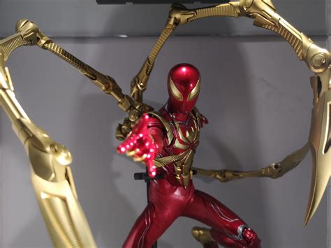ภาพถายสนคาจรงของ Hot Toys Iron Spider Armor