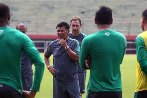 Sepak Terjang Benny Dollo Bersama Timnas Indonesia Beri Trofi