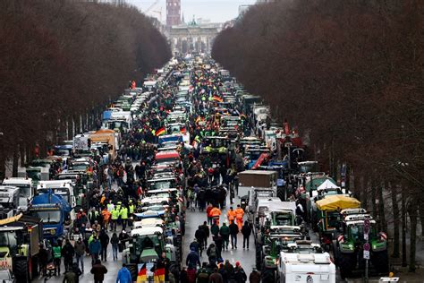 German farmers protest the government in Berlin, tractors block streets ...