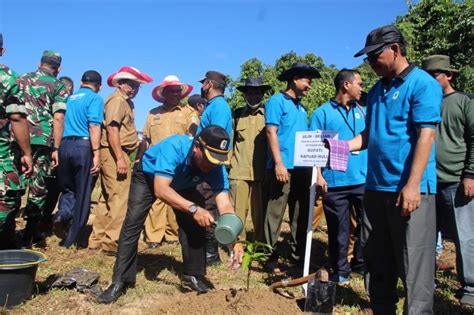 Dukung FOLU NET SINK 2030 Sekda Kapuas Hulu Ikut Tanam Pohon