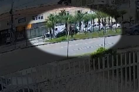 Briga de trânsito acaba mulher agredida capacete vídeo