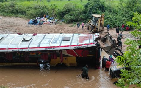 Un Bus Se Embarranca Y Deja Cuatro Fallecidos En La Carretera A