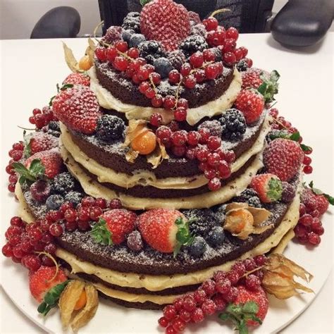 Naked cake ou bolo pelado também combina festas infantis