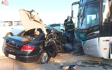 Acidente entre carro e ônibus deixa feridos na Pampulha em Belo