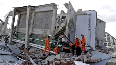 Fotos Terremotos Y Tsunami En Indonesia Dejaron Al Menos 832 Muertos Y Centenares De Heridos