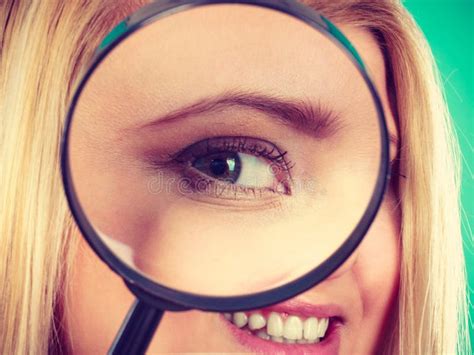 Femme Regardant Par Une Loupe Avec Le Grand Oeil Image Stock Image Du