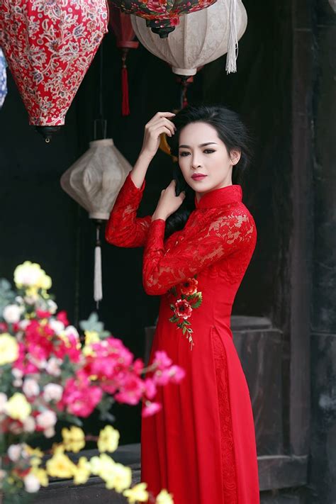 Hot girl dao kéo khoe vẻ đẹp mỹ miều trong tà áo dài dân tộc Báo Dân trí