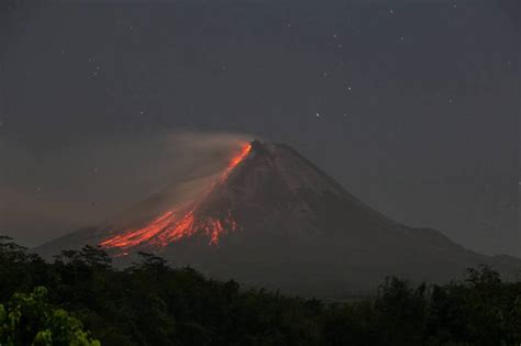 Terjadi 147 Kali Guguran Lava Pijar Segini Suhu Panas Gunung Merapi