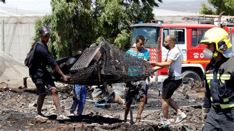 Un Incendio Arrasa Al Menos Chabolas En Un Asentamiento De N Jar