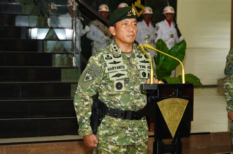 Pangdivif Kostrad Pimpin Upacara Tradisi Laporan Korps Pamen Divif