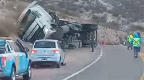 Video Dos Camiones Brasile Os Volcaron En Alta Monta A Y Complicaron