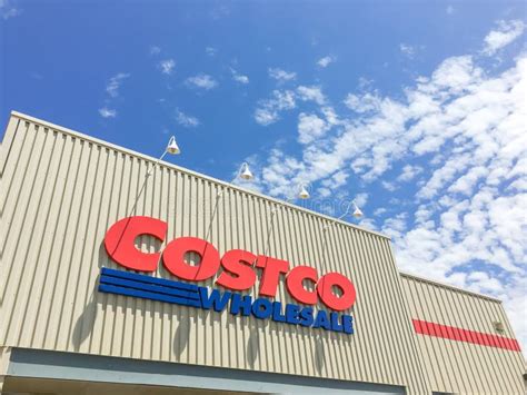 Logotipo De La Tienda De La Venta Al Por Mayor De Costco En La Entrada