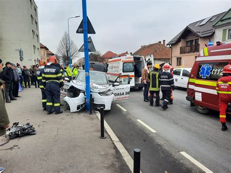 FOTO VIDEO Accident violent în Braşov Mașina unei școli de șoferi