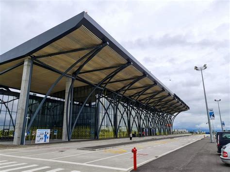 FOTO Noul aeroport de la Brașov are un start dificil Zboruri puține