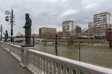 Río Vardar Que Pasa A Través De La Ciudad Del Centro De Skopje El