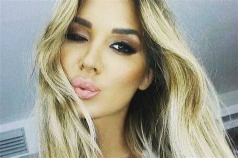 Džajina zgodna ćerka se skinula u nikad manji bikini a kada se okrenula svi su gledali TAMO