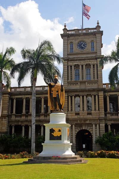 King Kamehameha Statue in Oahu, Hawaii — Stock Photo © sainaniritu #19040431