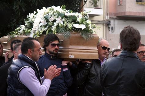 Ilva Rabbia E Dolore Al Funerale Dell Operaio Morto La Repubblica