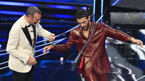 Marco Mengoni E Linsolito Look A Sanremo Col Cappotto E Tre Borsette