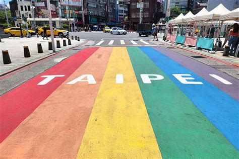 西門駅前にあるカラフルな道路！写真映え間違いなしの「6号彩虹」 観光スポット×台北市｜もっと台湾