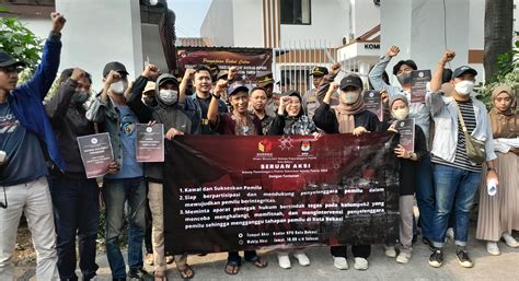 Demo Tandingan Puluhan Pemuda Aksi Dukung Kpu Kota Bekasi Sukseskan