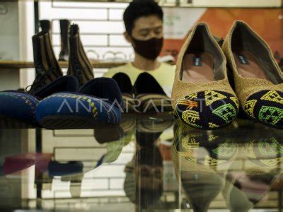 Produksi Sepatu Berbahan Kain Etnik Antara Foto