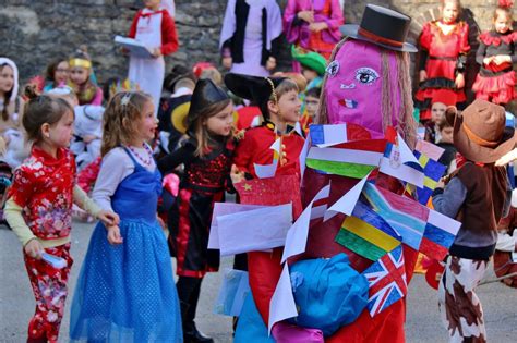 LONS LE SAUNIER Carnaval à l école Jeanne d Arc