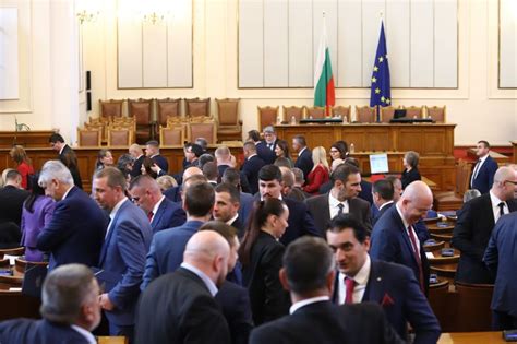 Първото заседание на парламента продължава и днес: Ще има ли 48-ото НС ...