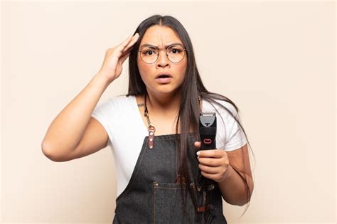 Mujer Latina Joven Que Parece Sorprendida Con La Boca Abierta Conmocionada D Ndose Cuenta De