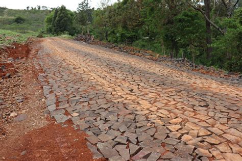 Novo trecho de calçamento na Linha Tilongo