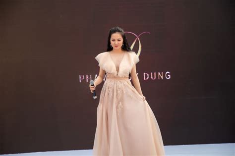 Mỹ nhân Sao Mai đẹp gợi cảm với tông màu nude